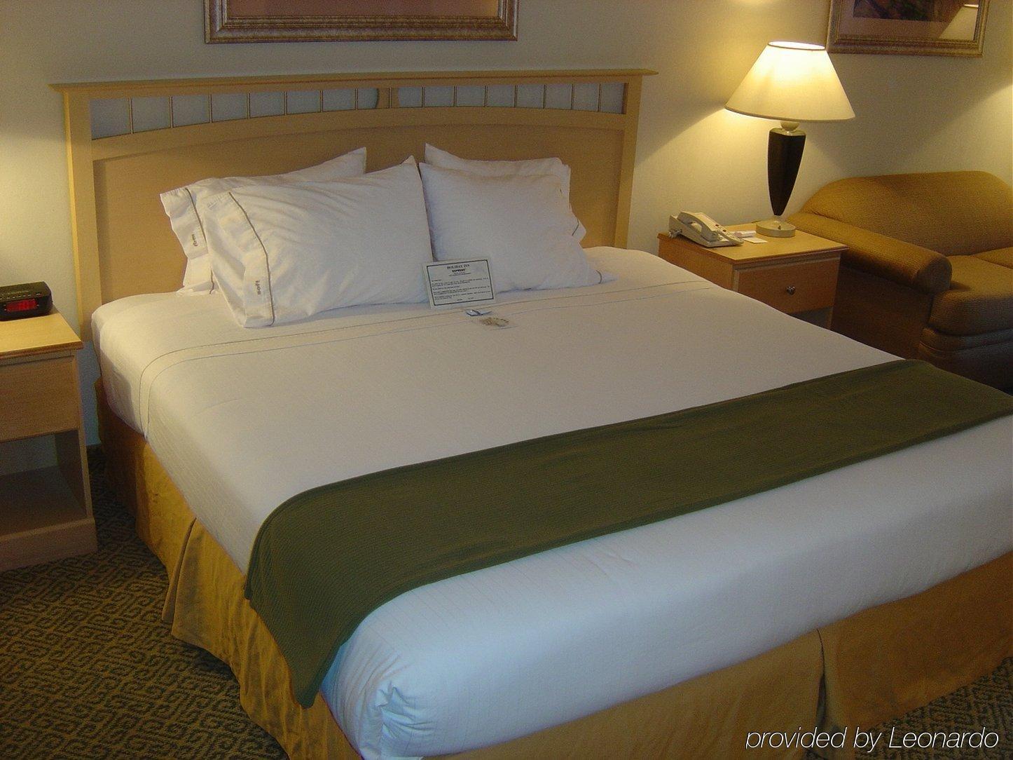 Holiday Inn Express Hotel & Suites Raleigh North - Wake Forest By Ihg Rom bilde